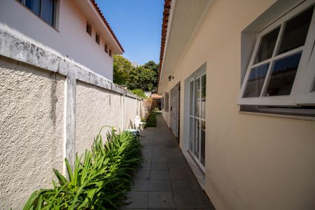 Casa à venda com 698m², 4 quartos e 4 vagas Casa à venda com 698m², 4 quartos e 4 vagasCorredor
