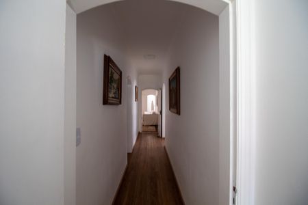 Casa à venda com 698m², 4 quartos e 4 vagas Casa à venda com 698m², 4 quartos e 4 vagasCorredor