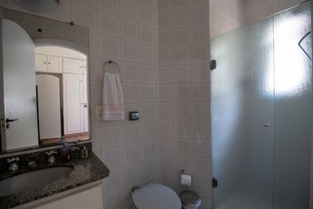 Casa à venda com 698m², 4 quartos e 4 vagas Casa à venda com 698m², 4 quartos e 4 vagasBanheiro da Suíte 1