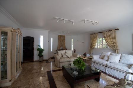 Casa à venda com 698m², 4 quartos e 4 vagas Casa à venda com 698m², 4 quartos e 4 vagasSala