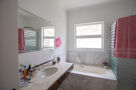 Casa à venda com 698m², 4 quartos e 4 vagas Casa à venda com 698m², 4 quartos e 4 vagasBanheiro da Suíte 2