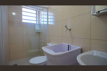 Banheiro de apartamento para alugar com 1 quarto, 41m² em Santa Maria Goretti, Porto Alegre