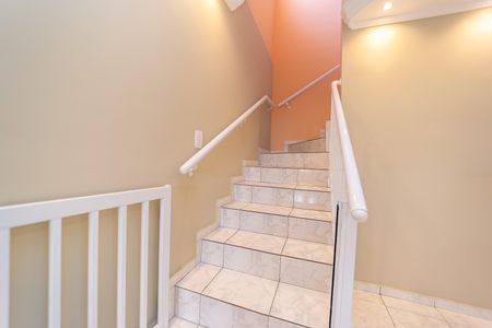 Casa à venda com 208m², 3 quartos e 2 vagas Casa à venda com 208m², 3 quartos e 2 vagasEscada