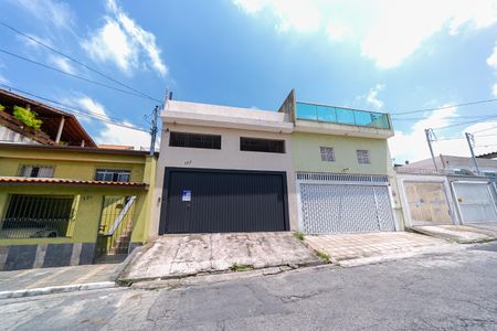 Casa à venda com 208m², 3 quartos e 2 vagas Casa à venda com 208m², 3 quartos e 2 vagasFachada