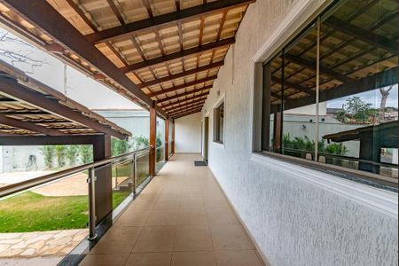 Casa à venda com 371m², 4 quartos e 8 vagasVaranda