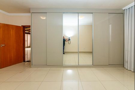 Casa à venda com 371m², 4 quartos e 8 vagasSuíte