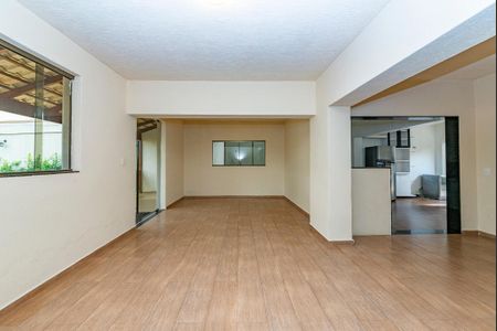 Casa à venda com 371m², 4 quartos e 8 vagasSala 1