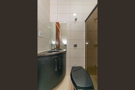 Casa à venda com 371m², 4 quartos e 8 vagasBanheiro de Serviço