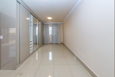 Casa à venda com 371m², 4 quartos e 8 vagasSuíte