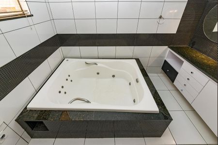 Casa à venda com 371m², 4 quartos e 8 vagasBanheiro da Suíte