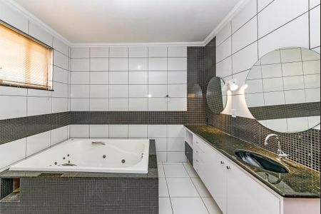 Casa à venda com 371m², 4 quartos e 8 vagasBanheiro da Suíte