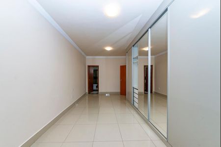 Casa à venda com 371m², 4 quartos e 8 vagasSuíte
