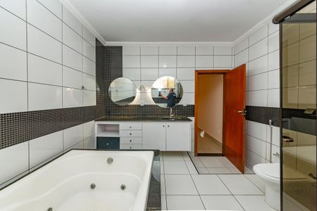 Casa à venda com 371m², 4 quartos e 8 vagasBanheiro da Suíte