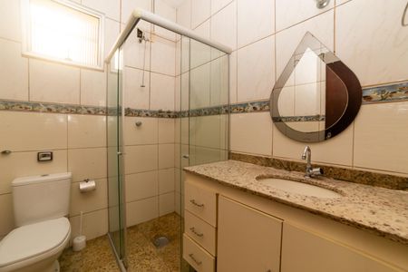 Casa à venda com 360m², 5 quartos e 5 vagas Casa à venda com 360m², 5 quartos e 5 vagasBanheiro Social