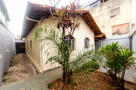 Casa à venda com 360m², 5 quartos e 5 vagas Casa à venda com 360m², 5 quartos e 5 vagasÁrea externa