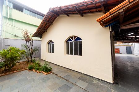 Casa à venda com 360m², 5 quartos e 5 vagas Casa à venda com 360m², 5 quartos e 5 vagasFachada