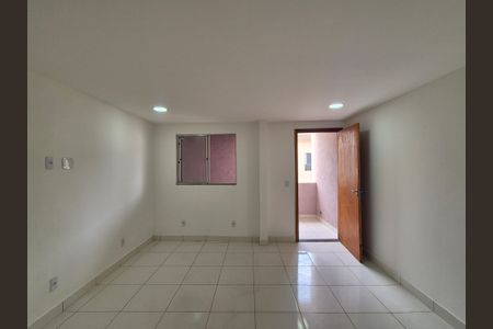 Sala de casa de condomínio para alugar com 1 quarto, 50m² em Vargem Pequena, Rio de Janeiro