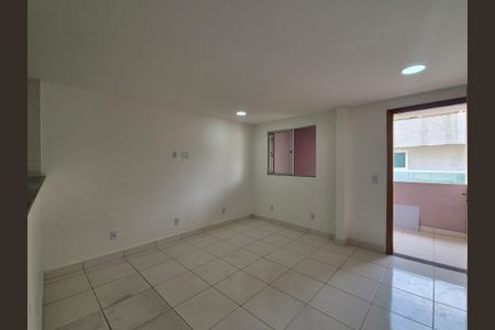 Sala de casa de condomínio para alugar com 1 quarto, 50m² em Vargem Pequena, Rio de Janeiro