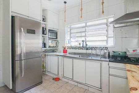 Casa à venda com 250m², 4 quartos e 6 vagas Casa à venda com 250m², 4 quartos e 6 vagasCozinha