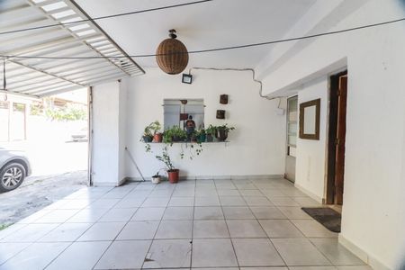 Casa à venda com 250m², 4 quartos e 6 vagas Casa à venda com 250m², 4 quartos e 6 vagasGaragem