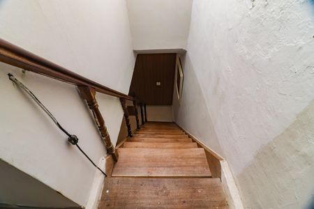 Casa à venda com 250m², 4 quartos e 6 vagas Casa à venda com 250m², 4 quartos e 6 vagasEscadas