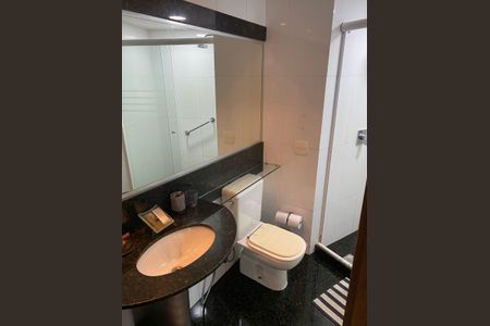 Banheiro de apartamento à venda com 1 quarto, 52m² em Barra da Tijuca, Rio de Janeiro