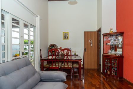 Sala de casa à venda com 3 quartos, 180m² em Planalto, Belo Horizonte