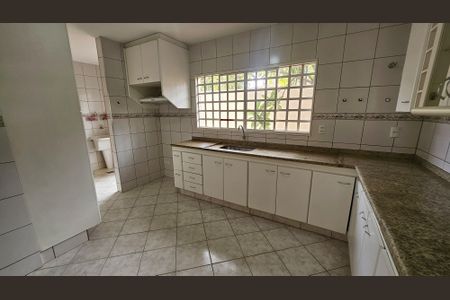 Casa de condomínio para alugar com 450m², 4 quartos e 4 vagasCozinha