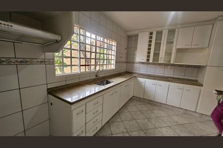 Casa de condomínio para alugar com 450m², 4 quartos e 4 vagasCozinha