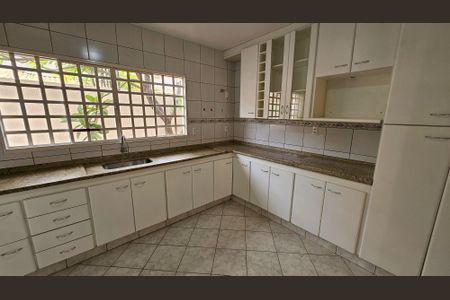 Casa de condomínio para alugar com 450m², 4 quartos e 4 vagasCozinha