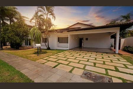 Casa de condomínio para alugar com 450m², 4 quartos e 4 vagasFachada