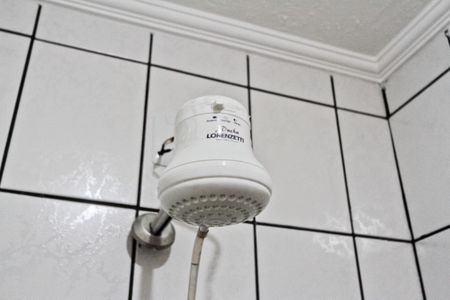 Banheiro Social de casa para alugar com 1 quarto, 75m² em Vila Ramos, São Paulo