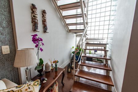 Apartamento para alugar com 144m², 3 quartos e 3 vagas Apartamento para alugar com 144m², 3 quartos e 3 vagasEscada