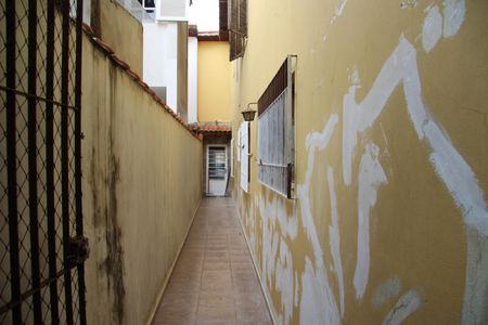 Casa à venda com 220m², 3 quartos e 2 vagasCorredor acesso a garagem