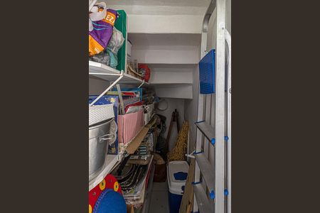 Casa à venda com 110m², 2 quartos e 1 vagadespensa embaixo do acesso para os pisos