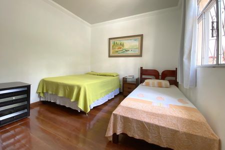 Casa à venda com 320m², 4 quartos e 5 vagas Casa à venda com 320m², 4 quartos e 5 vagasQuarto 3