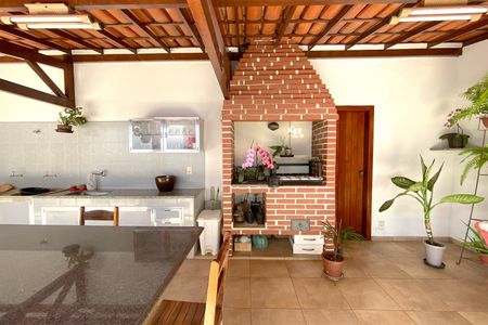 Casa à venda com 320m², 4 quartos e 5 vagas Casa à venda com 320m², 4 quartos e 5 vagasChurrasqueira