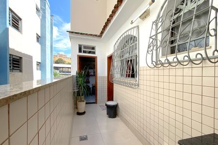 Casa à venda com 320m², 4 quartos e 5 vagas Casa à venda com 320m², 4 quartos e 5 vagasÁrea de Serviço