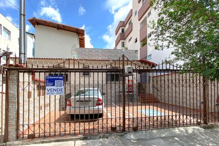 Casa à venda com 320m², 4 quartos e 5 vagas Casa à venda com 320m², 4 quartos e 5 vagasFachada