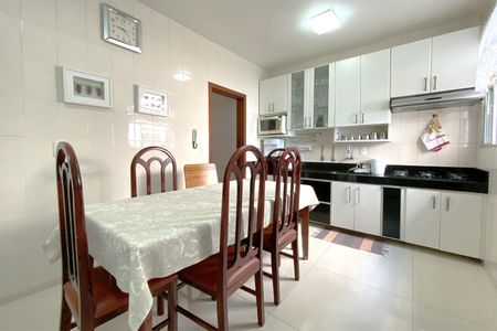 Casa à venda com 320m², 4 quartos e 5 vagas Casa à venda com 320m², 4 quartos e 5 vagasCozinha