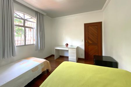 Casa à venda com 320m², 4 quartos e 5 vagas Casa à venda com 320m², 4 quartos e 5 vagasQuarto 3