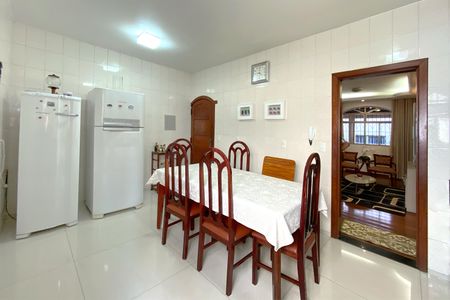 Casa à venda com 320m², 4 quartos e 5 vagas Casa à venda com 320m², 4 quartos e 5 vagasCozinha