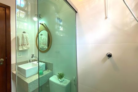 Casa à venda com 320m², 4 quartos e 5 vagas Casa à venda com 320m², 4 quartos e 5 vagasBanheiro