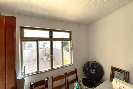 Casa à venda com 320m², 4 quartos e 5 vagas Casa à venda com 320m², 4 quartos e 5 vagasQuarto cobertura