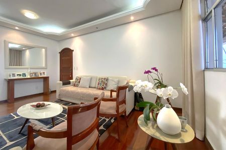 Casa à venda com 320m², 4 quartos e 5 vagas Casa à venda com 320m², 4 quartos e 5 vagasSala