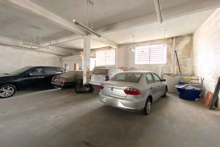 Casa à venda com 320m², 4 quartos e 5 vagas Casa à venda com 320m², 4 quartos e 5 vagasGalpão inferior