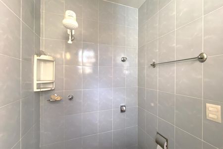 Casa à venda com 320m², 4 quartos e 5 vagas Casa à venda com 320m², 4 quartos e 5 vagasBanheiro externo