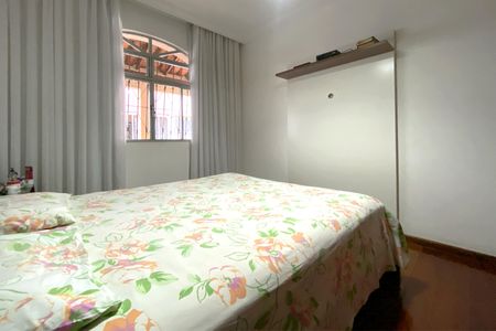 Casa à venda com 320m², 4 quartos e 5 vagas Casa à venda com 320m², 4 quartos e 5 vagasQuarto 2