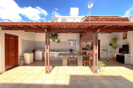 Casa à venda com 320m², 4 quartos e 5 vagas Casa à venda com 320m², 4 quartos e 5 vagasChurrasqueira