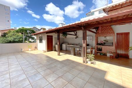 Casa à venda com 320m², 4 quartos e 5 vagas Casa à venda com 320m², 4 quartos e 5 vagasCobertura